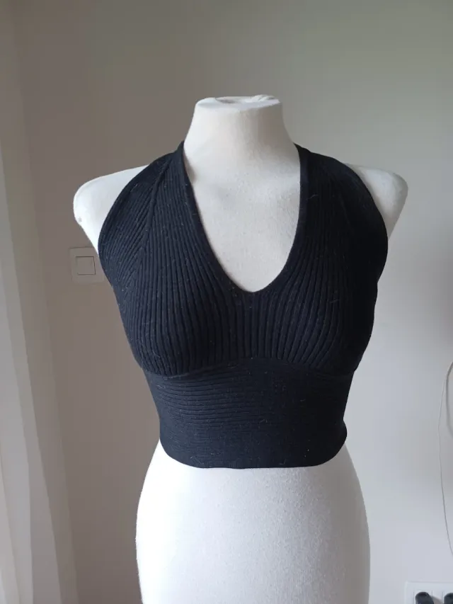 Top de punto escote pico negro