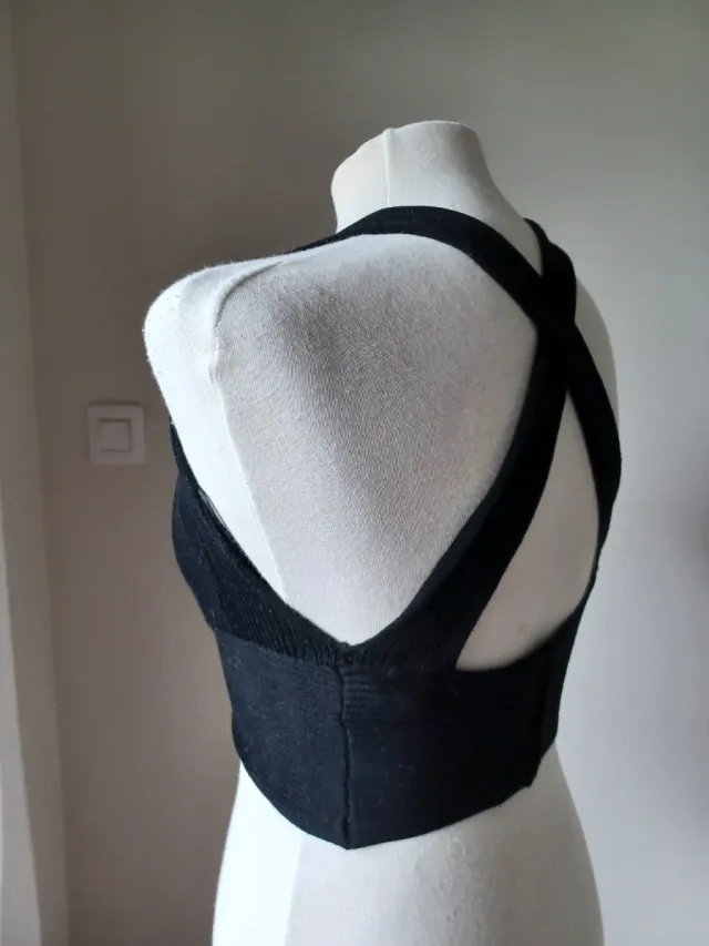 Top de punto escote pico negro