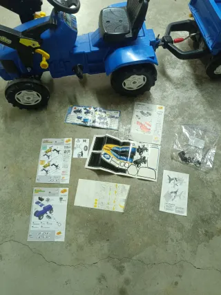 Tractor de pedales New Holland azul