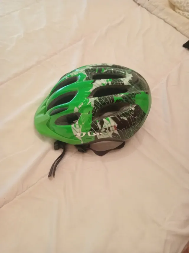 Casco de bici GIRO verde. 
Sin estrenar (50-57 cm)