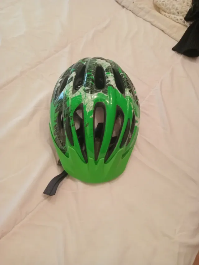 Casco de bici GIRO verde. 
Sin estrenar (50-57 cm)
