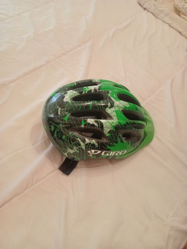 Casco de bici GIRO verde. 
Sin estrenar (50-57 cm)