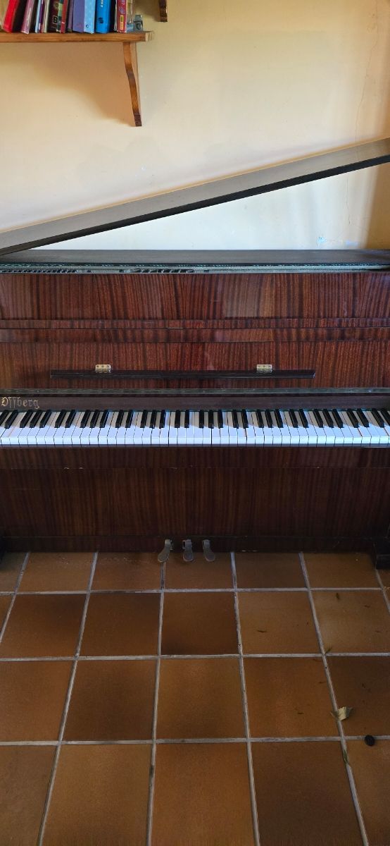 Piano acústico Offberg