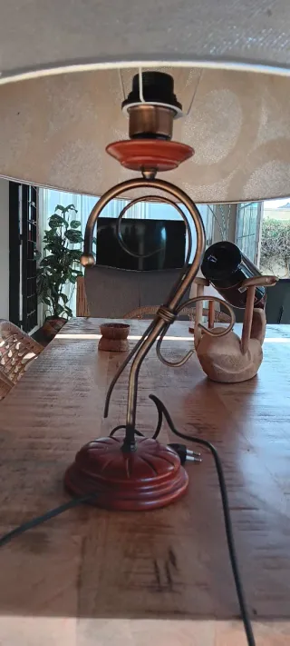 Lámpara de mesa beige y madera
