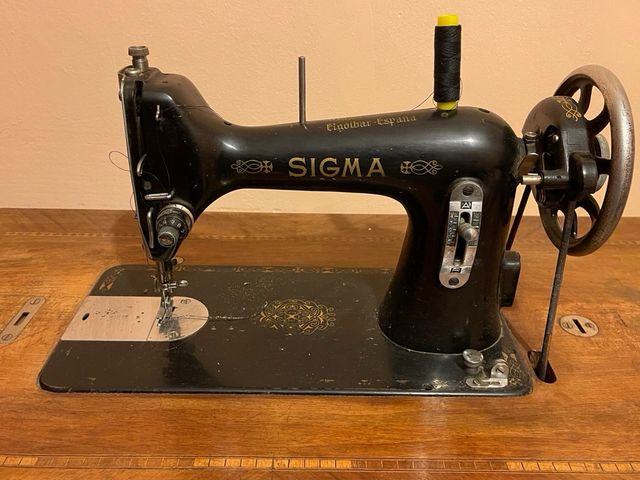 Máquina de Coser Antigua Sigma con Mueble y Tapa. 