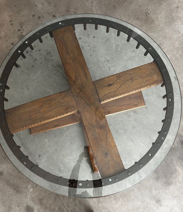 Mesa restaurada + 6 sillas rústicas