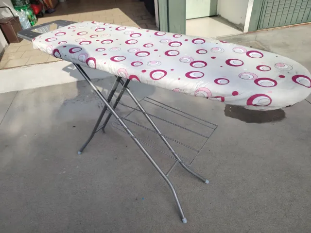 Asse da stiro pieghevole in metallo