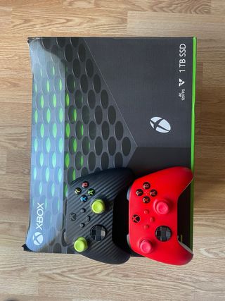 Xbox Series X con 2 mandos (negro y rojo)