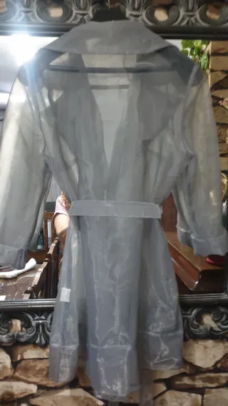 Chaqueta transparente gris plata