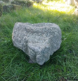 Pila Rústica de Granito con Cara Tallada 38cm