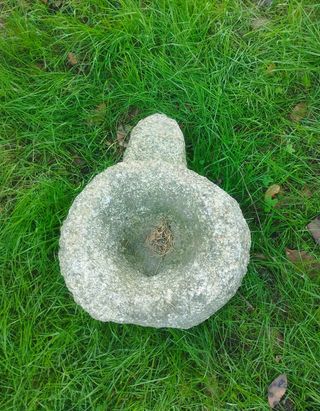 Pila Rústica de Granito con Cara Tallada 38cm