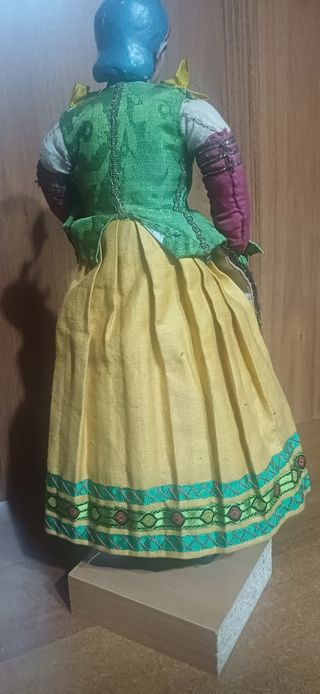 Pastorella antica in costume tradizionale