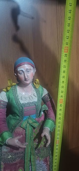 Pastorella antica in costume tradizionale