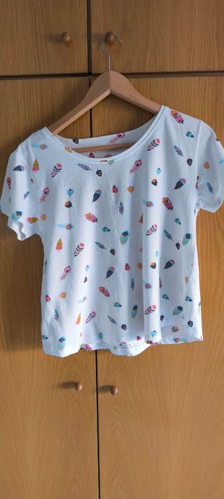 Camiseta blanca con estampado de plumas