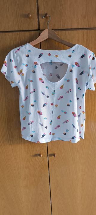 Camiseta blanca con estampado de plumas