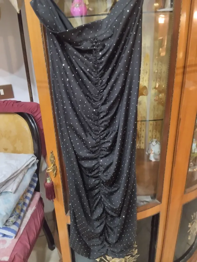 Vestito tubino senza spalline con strass