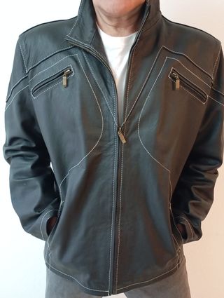 Chaqueta piel negro, costura visible.
