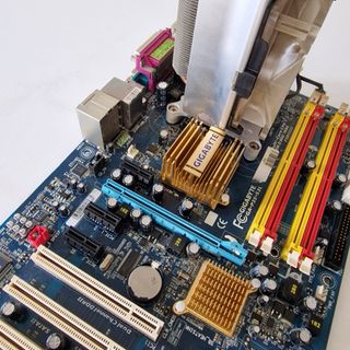 Placa base + procesador +
ventilador