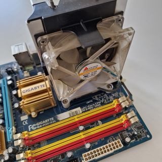 Placa base + procesador +
ventilador