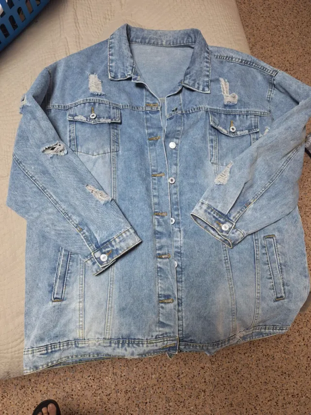 Chaqueta larga vaquera desgastada