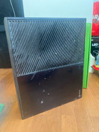 Xbox One con mando y juegos