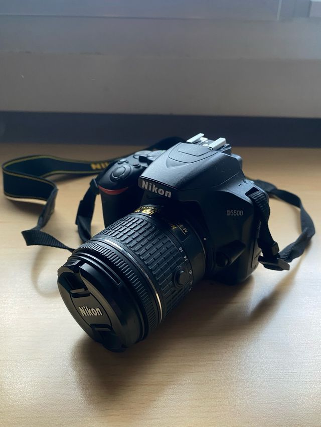 Cámara Nikon D3500 con cargador