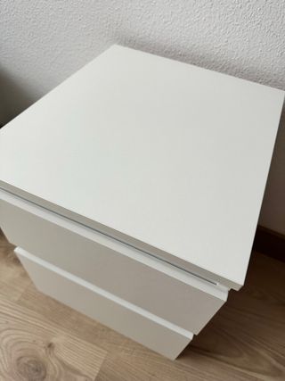 Mesa de noche blanca de madera