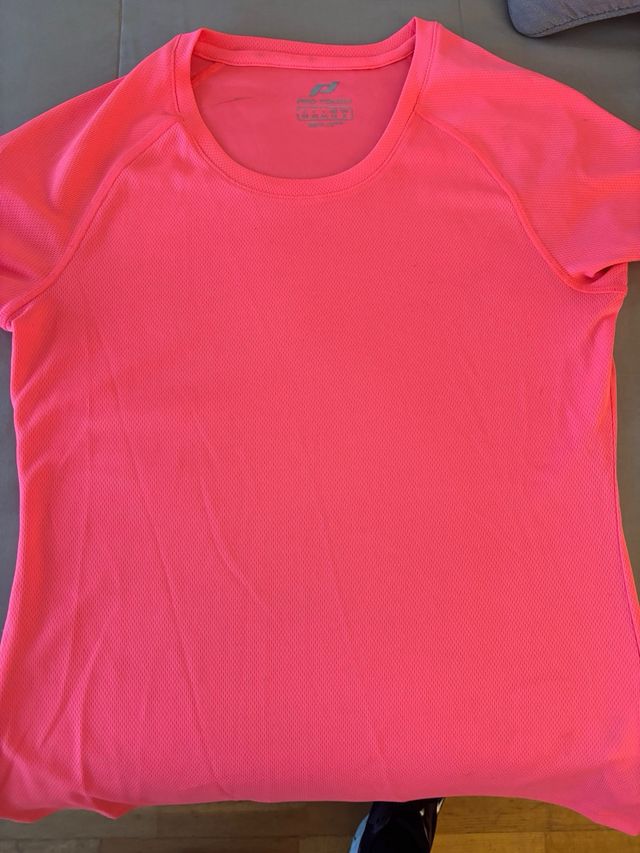 Camiseta deporte rosa subido