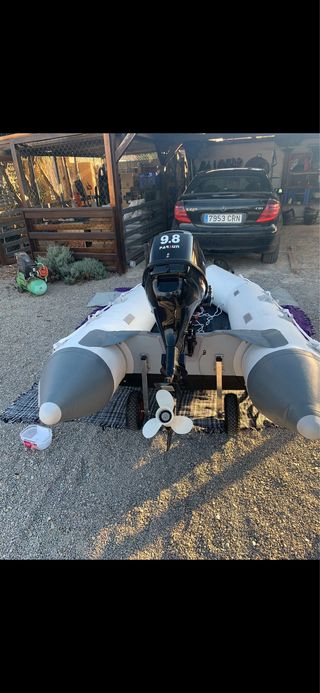 Barca neumática 3,2 con motor de 9’9 y remolque.