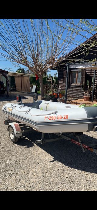 Barca neumática 3,2 con motor de 9’9 y remolque.