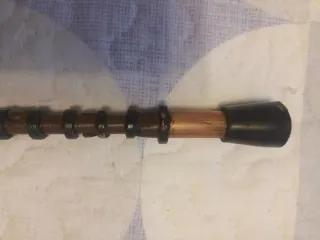 Bastón de fibra y bambú tallado