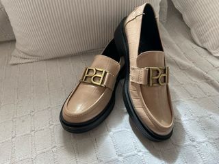 Mocasines Beige con Detalle Dorado
