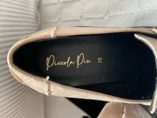Mocasines Beige con Detalle Dorado