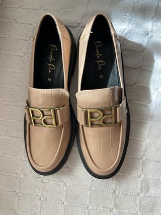 Mocasines Beige con Detalle Dorado