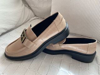 Mocasines Beige con Detalle Dorado