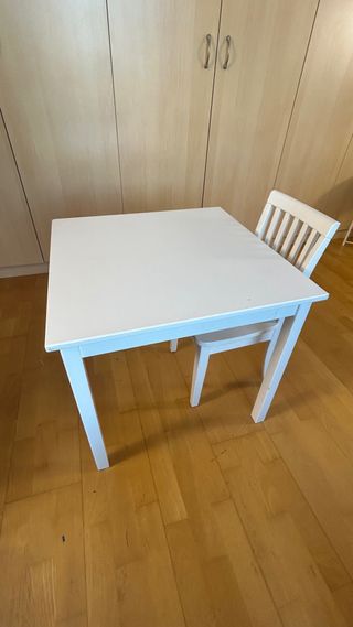 Mesa y sillas infantiles blancas