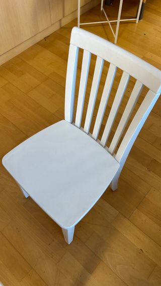 Mesa y sillas infantiles blancas