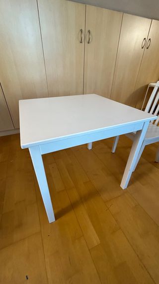 Mesa y sillas infantiles blancas