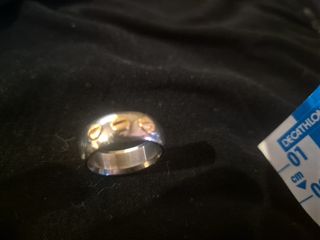 Anillo acero con tornillos dorados