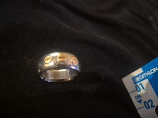 Anillo acero con tornillos dorados