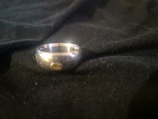Anillo acero con tornillos dorados