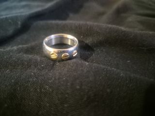 Anillo acero con tornillos dorados