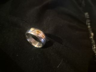 Anillo acero con tornillos dorados