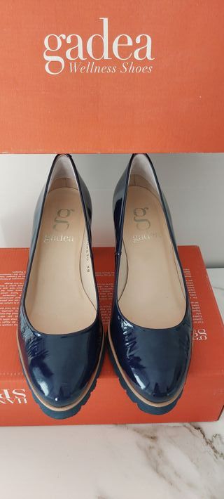 Zapatos Salón Charol Azul Gadea Talla 38