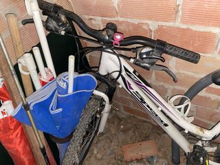 Bicicleta de montaña blanca