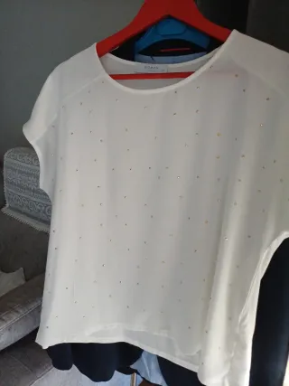 Camiseta blanca mujer M con detalles dorados. 