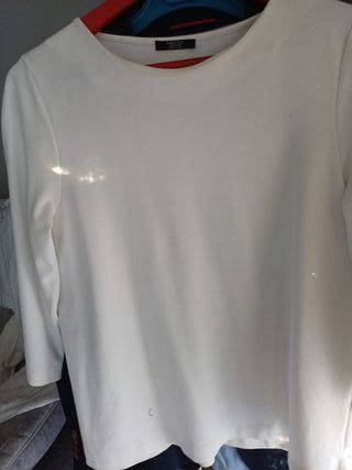 Camiseta blanca mujer M con detalles dorados. 