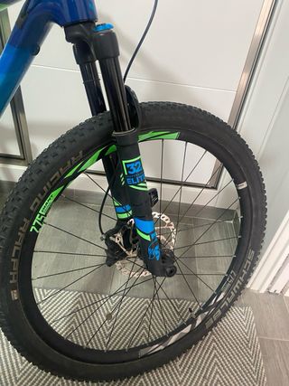 Bicicleta Giant de carbono MTB