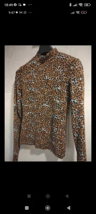 Top cuello subido estampado animal print