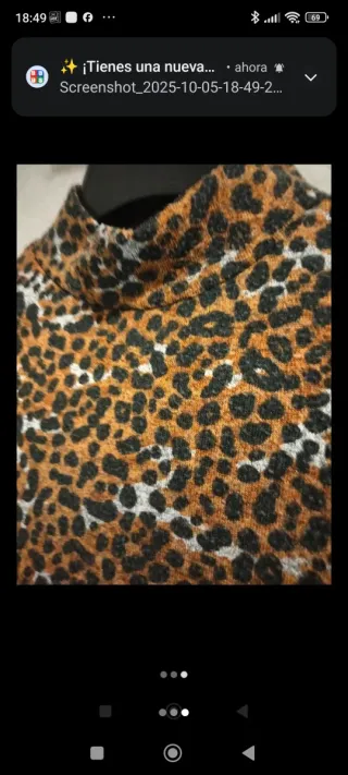 Top cuello subido estampado animal print